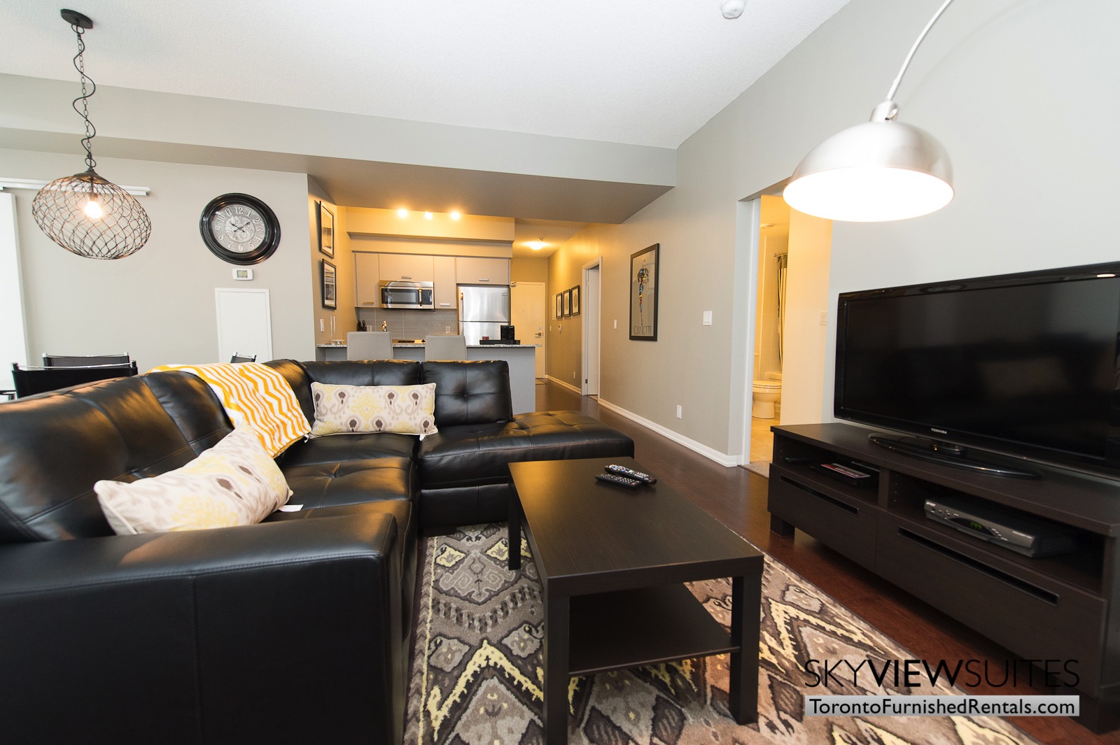 furnished-apartments-toronto-livingroom-bay-and-college
