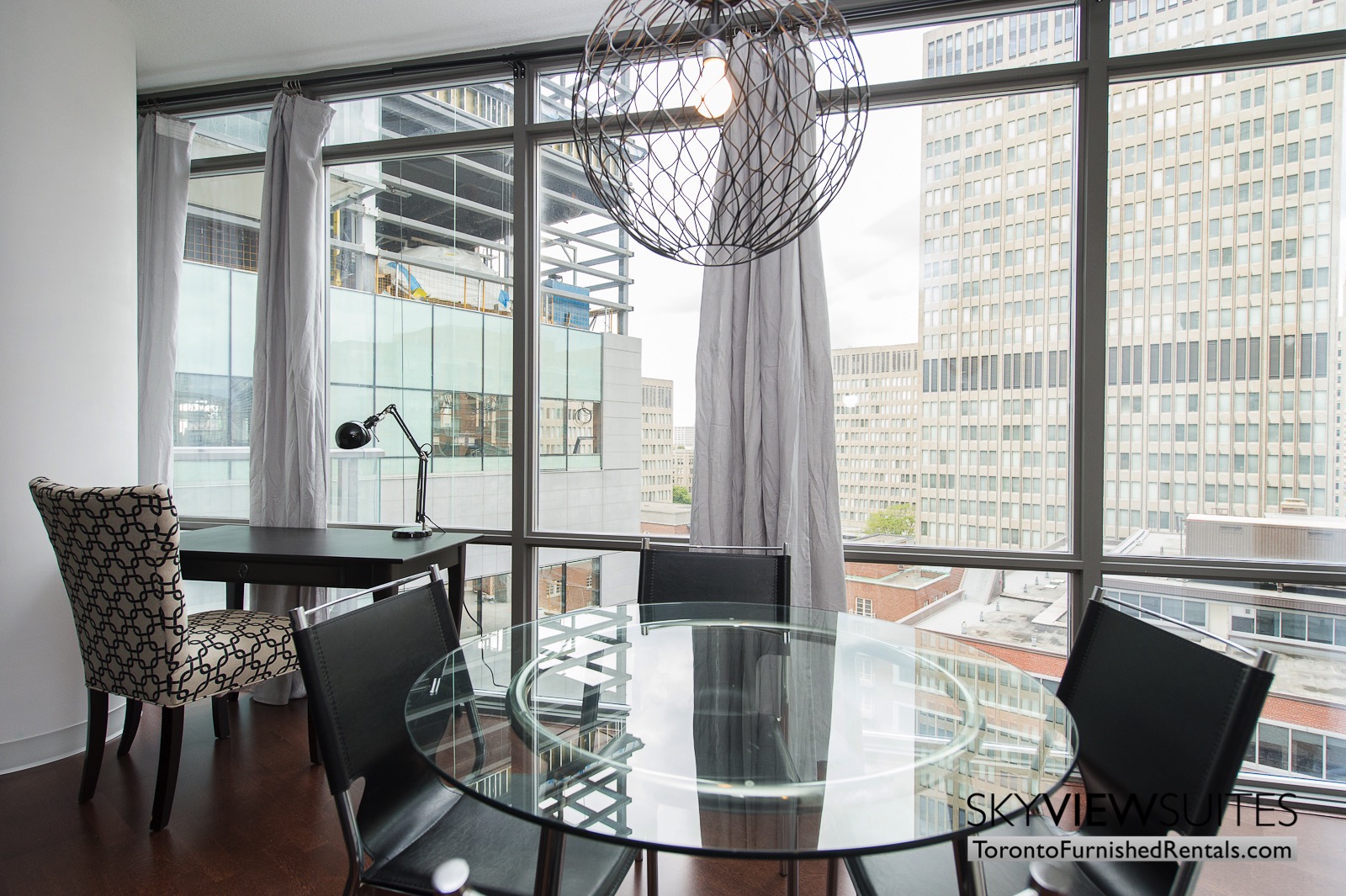 furnished-apartments-toronto-dining-bay-and-college