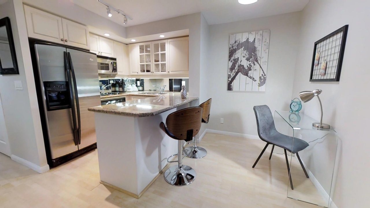 furnished apartments toronto university plaza kitchen with barstools and office desk